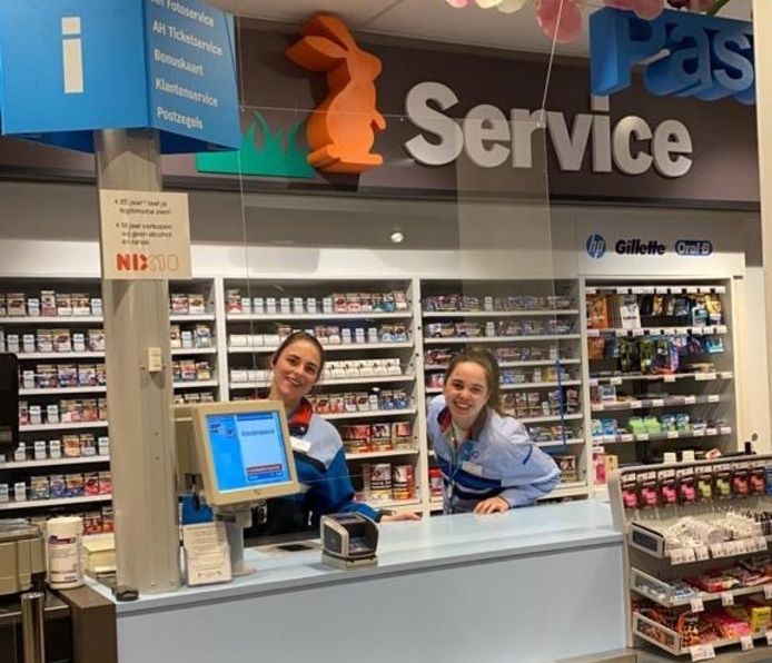 AH Sprengenpark in Apeldoorn, waar voor medewerkers sinds deze week spatschermen staan, gaat voor de veiligeheid van vulploegmedewerkers eerder dicht, maar wel op zondag open.