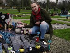 Onbekende gaf Stephanie blauwe glasstenen voor het graf van haar zoontje Djenesley