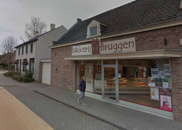 De inmiddels gesloopte bakkerij Van der Bruggen aan de Kerkstraat in Riel