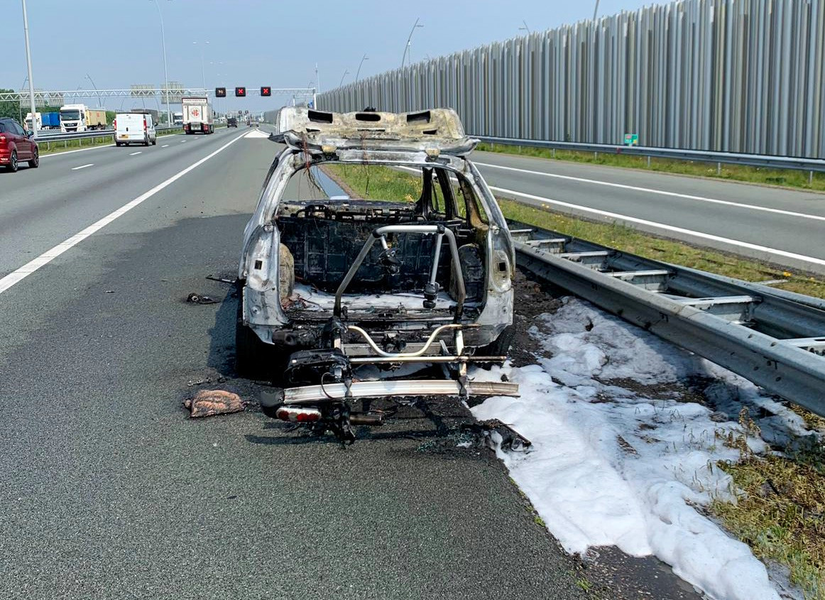 Auto vliegt in brand op A2 bij Eindhoven Foto ed.nl