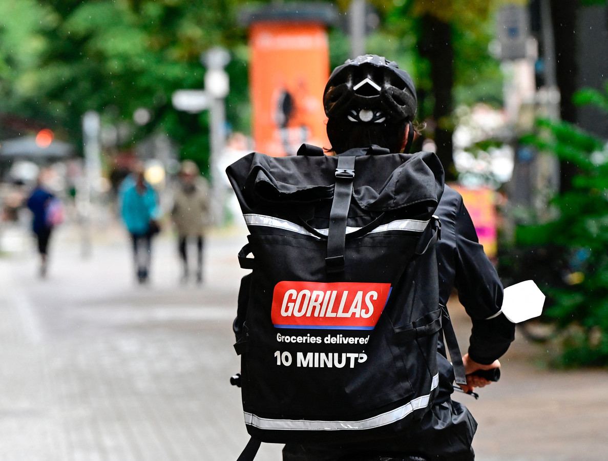 Fietskoerier van flitsbezorger Gorillas. Zin in bananen? Volgens de belofte staan ze binnen 10 minuten op je stoep.