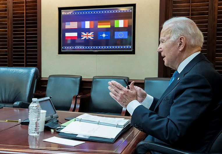PresidentJoe Biden spreekt met Europese leiders over Rusland en Oekraïne vanuit de Situation Room in het WItte Huis. Beeld Reuters