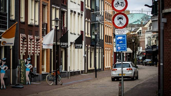 Bewoners Grotestraat boos over maatregel tegen sluipverkeer in centrum Almelo; ‘Werkt niet, het wordt nu helemaal een racebaan’
