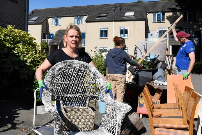 Jessica Vermeulen is bezig met de huisuitruiming.