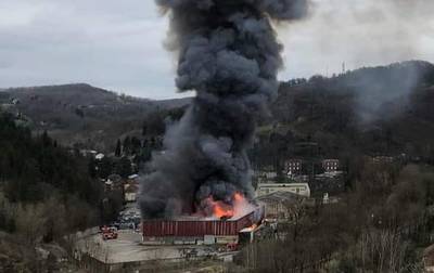 Des centaines de tonnes de lithium prennent feu dans un entrepôt en France