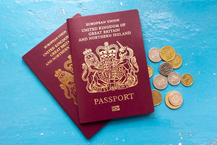Het huidige rode Britse Europese paspoort verdwijnt na de brexit.