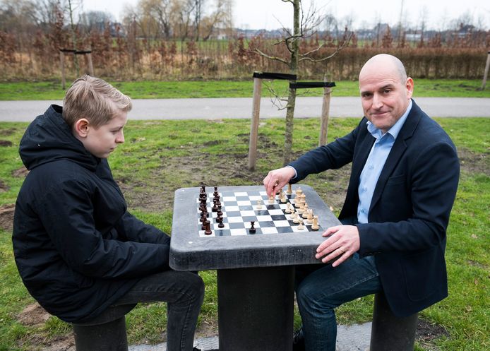 Overal moeten schaaktafels komen, vindt Jesús Medina Molina (r). Hier speelt hij een potje schaken in het Maximapark met Jort.