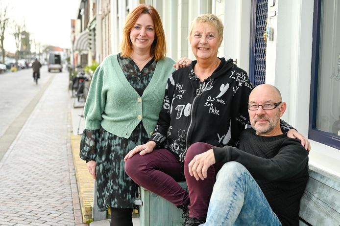 Esther van der Schee (l), Joyce Beljaars en Peter van Wensen uit Zierikzee lopen mee met de ALS Sunrise Walk om meer onderzoek naar de dodelijke spierziekte mogelijk te maken.