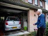 Piet (92) krijgt z’n garagedeur op afstand niet meer open: ‘Nu moet ik er met de rollator naartoe’ 