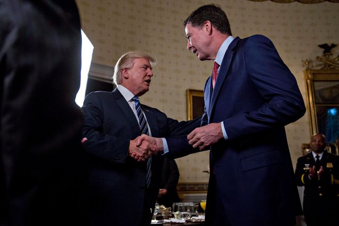 President Donald J. Trump schudt FBI-directeur James Comey de hand.
