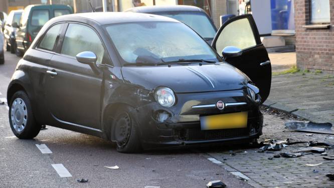 Automobilist ramt geparkeerde auto’s in Zuidzande
