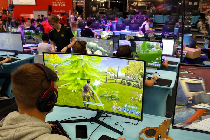 Bezoekers spelen Fortnite op de gamebeurs Gameforce, afgelopen weekend in de Nekkerhal (Mechelen).