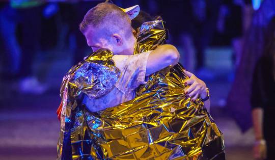 Dode en minstens 16 gewonden nadat auto inrijdt op Pride Berlijn: verdachte ‘uit islamistisch milieu’ nog op de vlucht