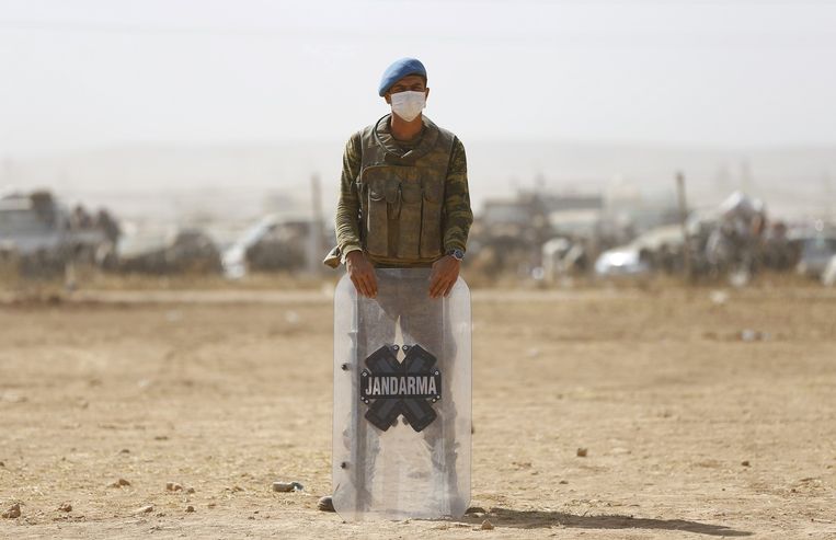 Een Turkse grenspost nabij Suruc, op luttele kilometers van Kobani. Beeld reuters