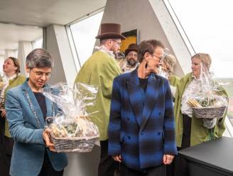 Cathy Berx - officieel ‘Ridder van de asperge’ - proeft eerste Vlaamse asperges van het jaar