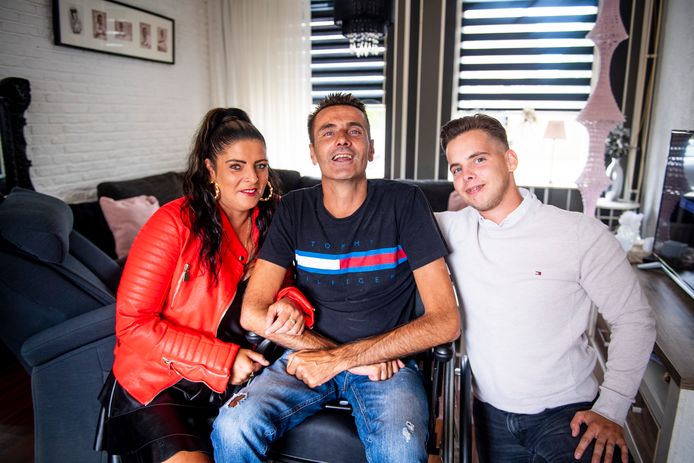 MS-patiënt Sjonnie Greiving, zijn vrouw Nunzia en neef Angelo Siwes, voordat ze een maand geleden in het vliegtuig naar Moskou stapten. Waar Sjonnie met succes een levensreddende stamceltransplantatie heeft ondergaan.