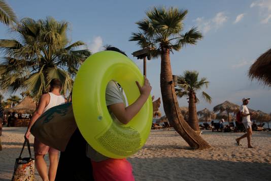 Zonnekloppers komen toe aan het strand van Faliro, nabij Athene