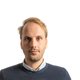 Omdat ik het niet kon uitstaan te zijn vergeten wie hij was, ging ik vlak achter de man zitten