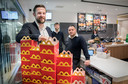 Taco van der Hoest, manager McDonalds Delft Noord heeft twee universitaire studies achter de rug maar werkt nog steeds bij McDonalds.