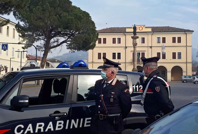 De Italiaanse Carabinieri met mondmaskers tijdens een patrouille door de verlaten straten van Vo' Euganeo, één van de noord-Italiaanse stadjes in lockdown door een uitbraak van het nieuwe coronavirus.