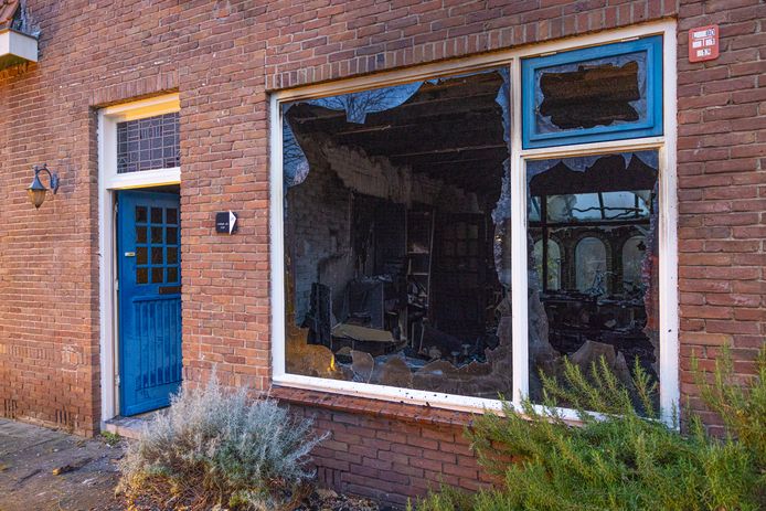 Een blik op de zwartgeblakerde binnenkant van de woning.