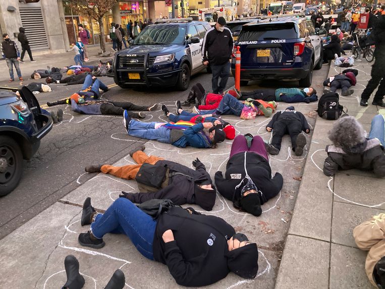 In Portland werd een ‘die-in’-demonstratie gehouden – waarbij met krijtlijnen omringde betogers ‘dood’ op straat lagen – uit protest tegen de vrijspraak van Rittenhouse.  Beeld AP