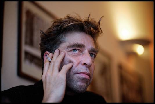 Maarten van Roozendaal (1962-2013) werd meestal gefotografeerd met zijn voor hem onmisbare sigaretten.