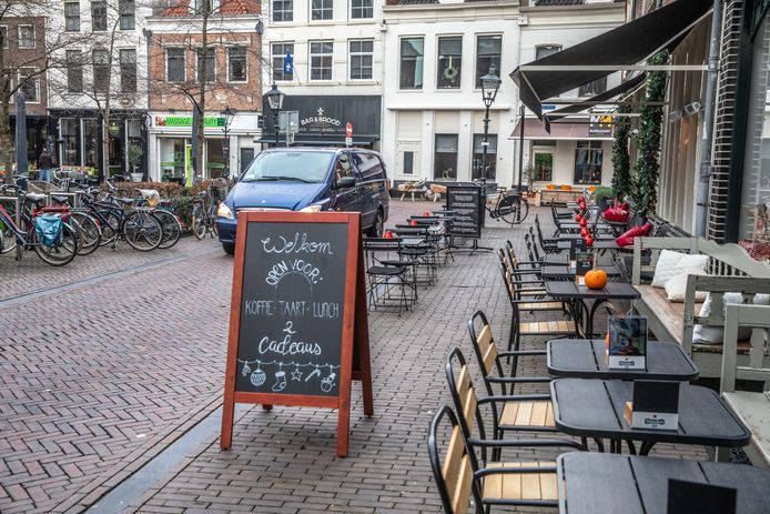 Het lijkt erop dat automobilisten tijdelijk moeten wijken voor de terrassen, als die vanaf 1 juni weer open kunnen. De VVD opperde dit deze maand, tot groot genoegen van coalitiegenoten ChristenUnie, GroenLinks en Swollwacht. De vier spraken dit namelijk al af in het coalitieakkoord uit 2018.