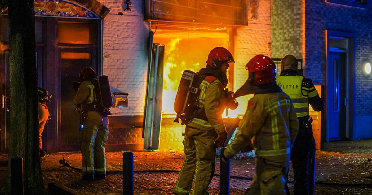 Explosie bij uitslaande brand in Geldrop, een persoon gewond - Eindhovens Dagblad