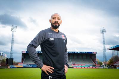 Football Talk. Gunther Van Handenhoven aan de slag als assistent bij KV Mechelen - Scheidsrechter verlaat het veld in vriendschappelijk duel tussen KVO en Zwolle