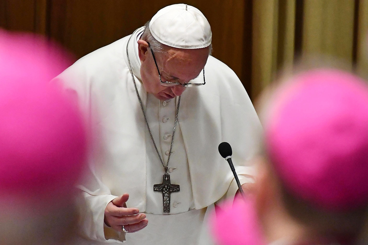 Pope Francis in gebed tijdens de opening van de misbruiktop. Beeld EPA