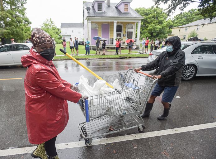 Inwoners van New Orleans halen zandzakken op bij een speciaal distributiepunt van de gemeente.
