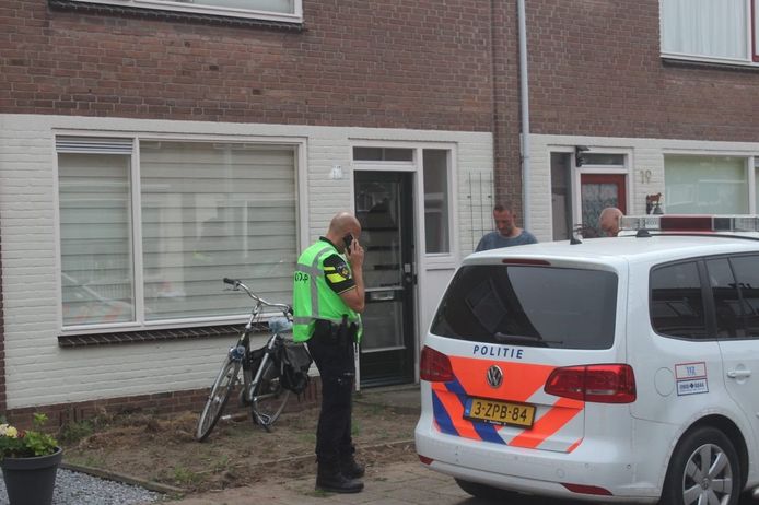 De politie deed op 10 mei 2020 een inval in een huis aan de Donker Curtiusstraat in Zutphen.
