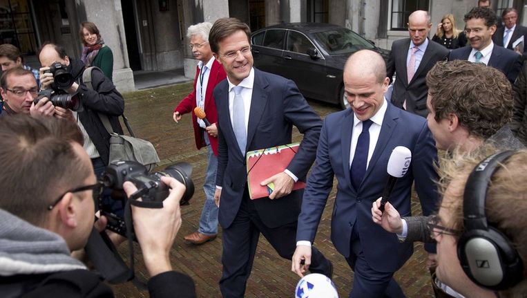 Rutten en Samsom op weg naar de informateurs Kamp en Bos. Beeld epa