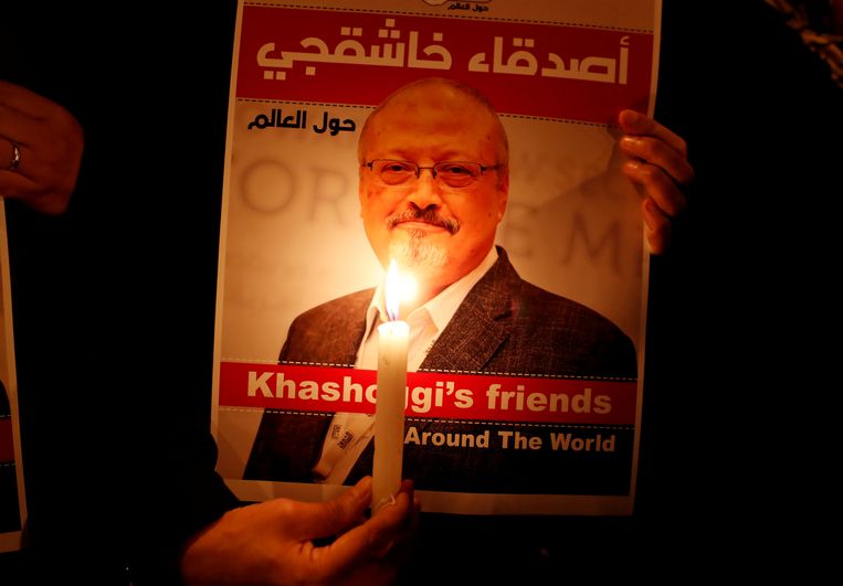 Een portret van Khashoggi tijdens een protest voor het Saoedische consulaat in Istanbul.  Beeld REUTERS