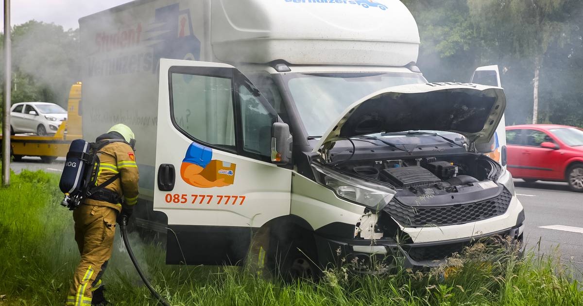 Bestelbus in brand op de Europaweg in Ugchelen
