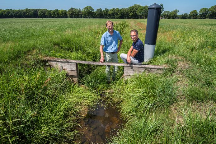 Pieter Jelle Damsté (links) en Keesjan Douw bij de Snoeyinksbeek die ondieper wordt gemaakt.