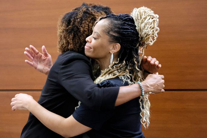 Виллана Холмс (справа) обнимает своего адвоката после вынесения приговора.