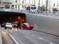 Het is weer raak in Arnhemse ‘brokkentunnel’: Auto botst tegen betonnen wand<br>