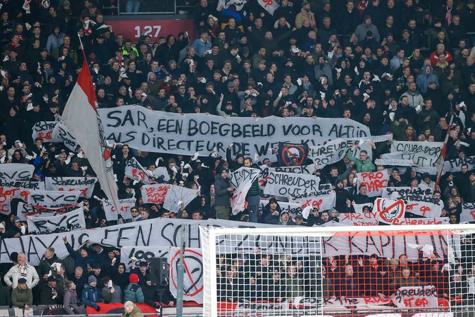 Met witte zakdoekjes vragen fans in de Johan Cruijff Arena om het vertrek van Alfred Schreuder.