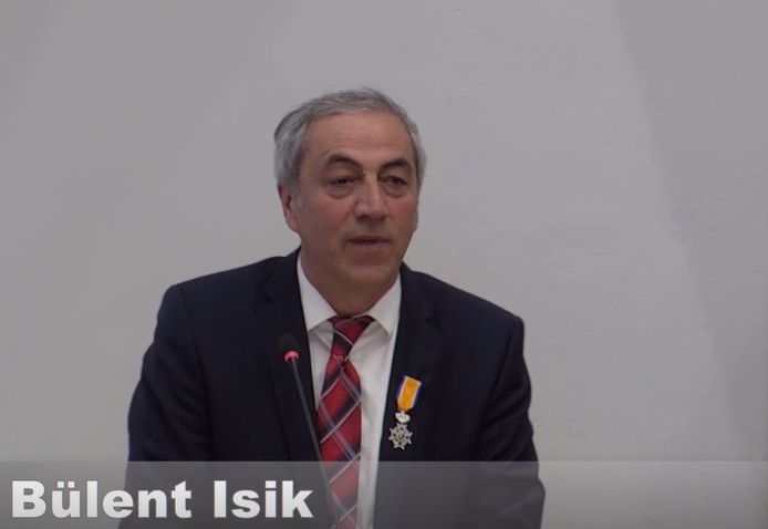 Bülent Isik met zijn koninklijke onderscheiding