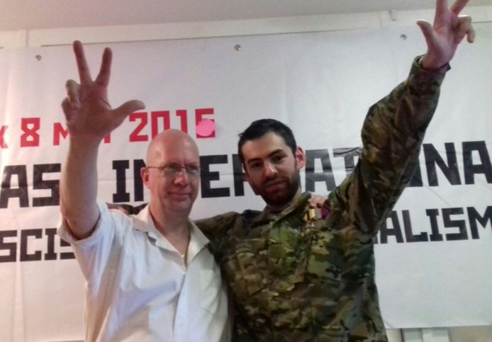 Igor Mangoesjev (droite) posant avec le partisan flamand pro-Poutine, Kris Roman, en 2016, dans le Donbass, en Ukraine.