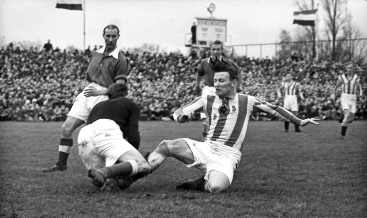 Clubicoon Abe Lenstra in zijn debuutwedstrijd als Heerenveen-spits in 1950.