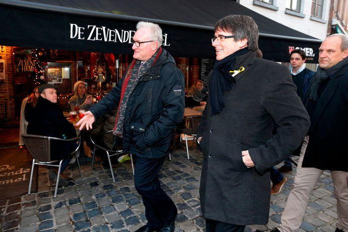 De Catalaanse leider in ballingschap Carles Puigdemont (R) met de Vlaamse NVA-senator Pol Van Den Driessche (m) tijdens een bezoek aan Brugge, eind november.