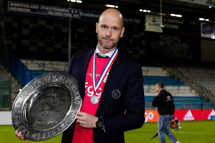 Erik ten Hag met de kampioenschaal in Doetinchem.