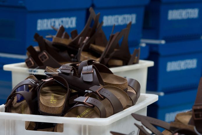 Birkenstocks nadat ze zijn geproduceerd in het bedrijf Alsa GmbH in Goerlitz, Oost-Duitsland.