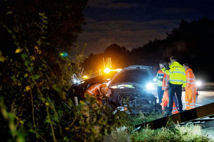 Automobilist Rijdt Berm In Op De A4 Bij Bergen Op Zoom Brandweer Bevrijdt Hem Uit Auto Bergen Op Zoom Bndestem Nl