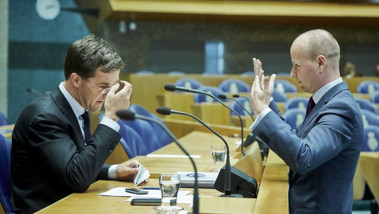 Premier Mark Rutte (l) en VVD-Kamerlid Mark Verheijen (r) tijdens de pauze van een debat. Beeld anp