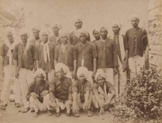 Nazaten Hindoestaanse contractarbeiders eisen excuses van de koning voor verkapte slavernij