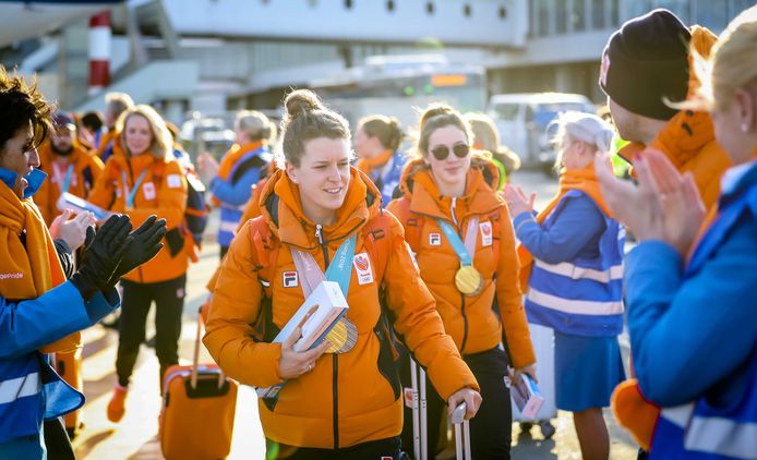 2018-02-26 11:41:54 SCHIPHOL - Ireen Wust komt samen met TeamNL aan op Schiphol na de Olympische Winterspelen van Pyeongchang. ANP JASPER JUINEN
